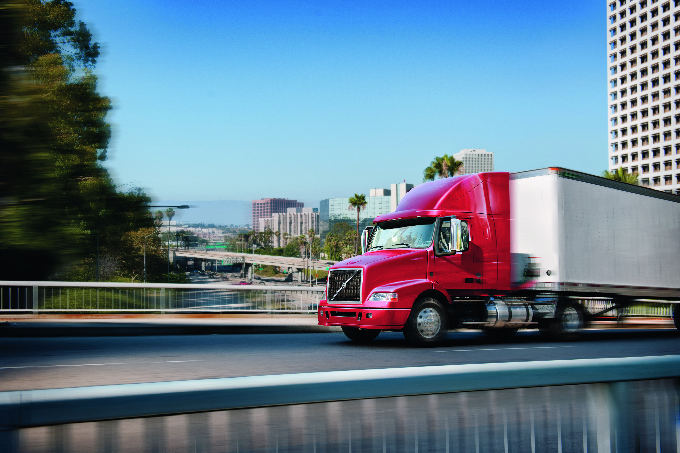 Volvo Trucks Earns 2014 Greenhouse Gas Certification for Entire Class 8 Vehicle Lineup