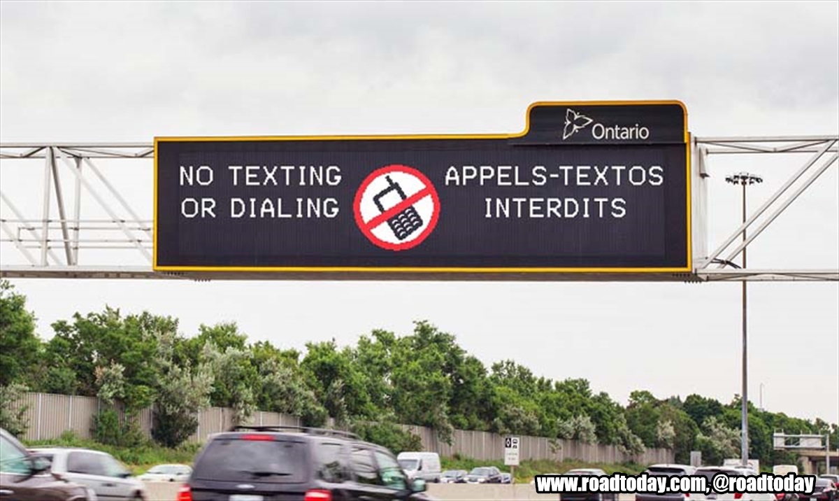 Ontario’s Bilingual Electronic Highway Signs Going Colour